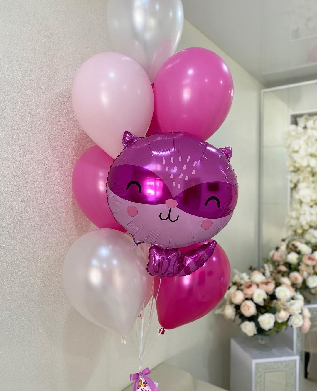 розовые шарики с яркой фольгированной кошкой