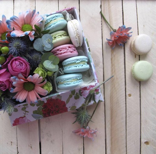 подарочная коробка с цветами и макаруни в нежных розово-голубых оттенках
