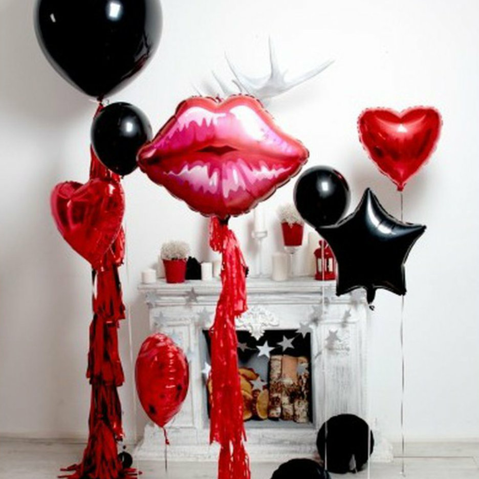 фэшн-композиция из стильных черных шаров с красным сердцем