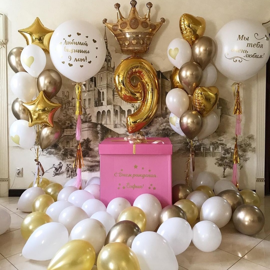 белые и золотые шары принцессе на 9 лет с фольгированной короной