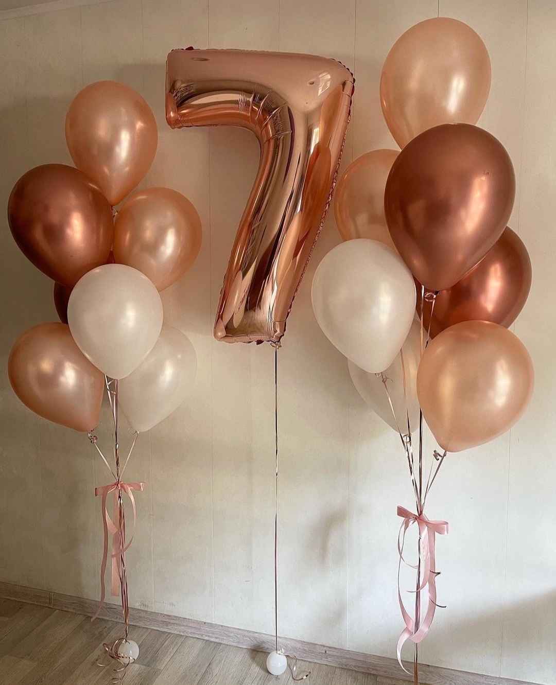 шикарные бронзовые шары с фольгированной цифрой девочке на 7 лет