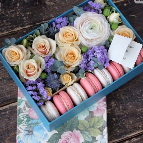 подарочная коробка с макаруни и цветами в нежных тонах