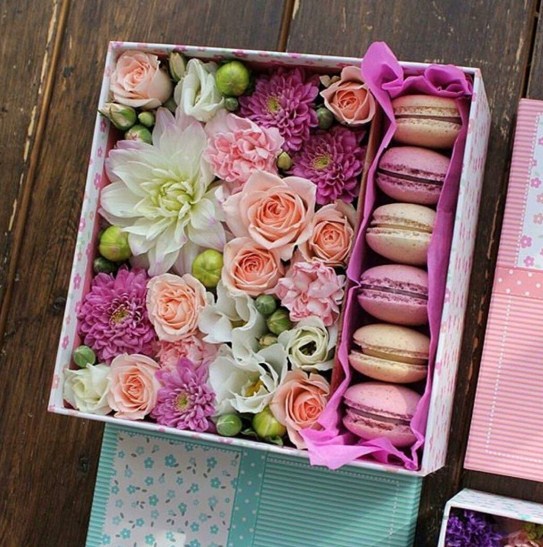 нежная подарочная коробочка с цветами и французским печеньем макаруни