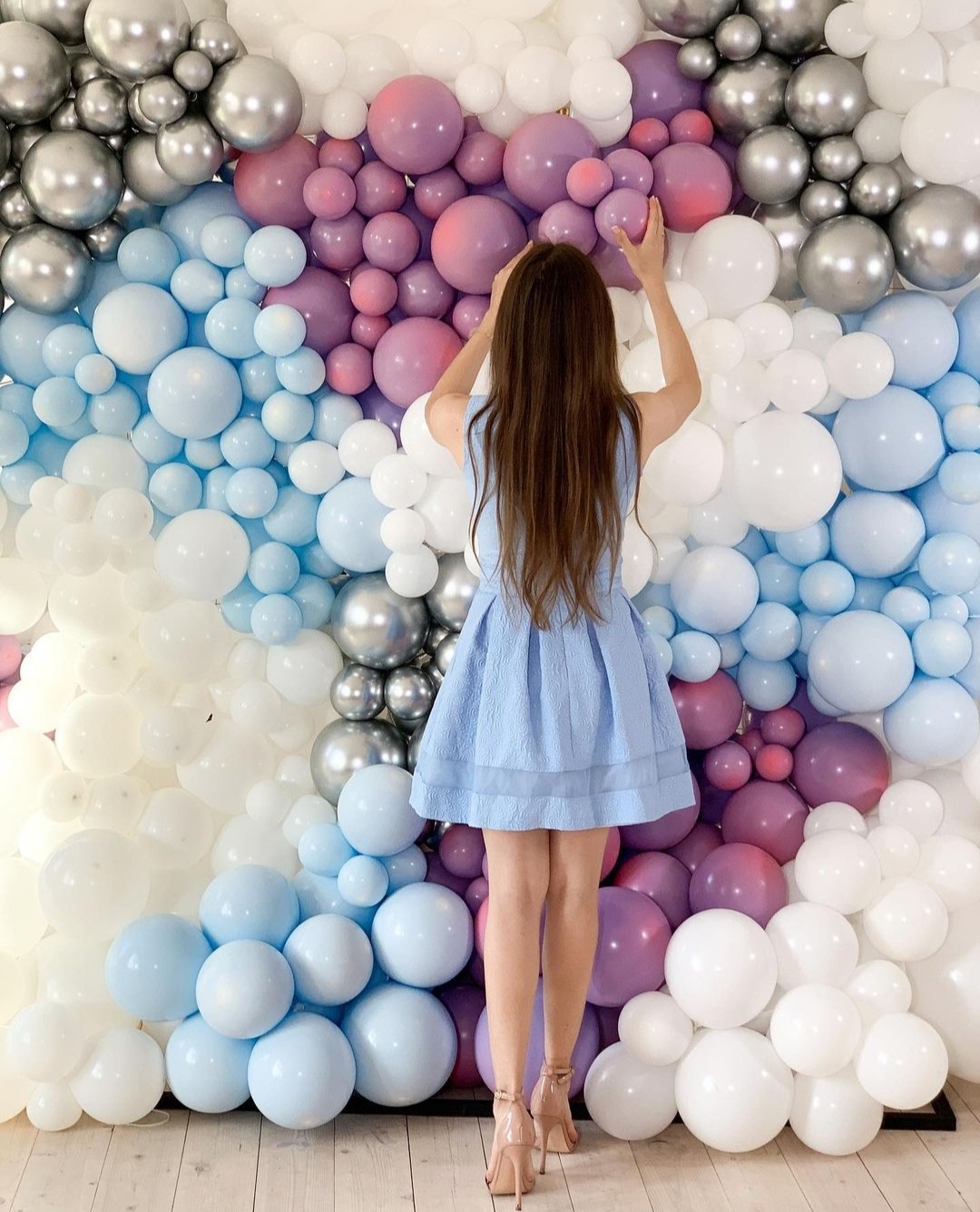 фотозона: стена из шаров в пастельных тонах