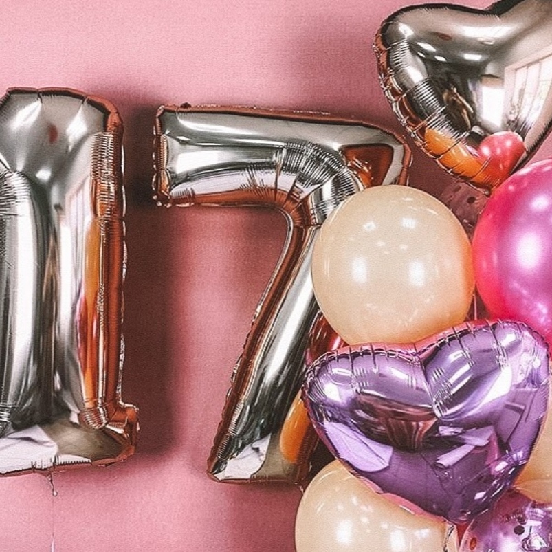 нежные персиковые и розовые шары с фольгированными сердцами на 17 лет для девушки