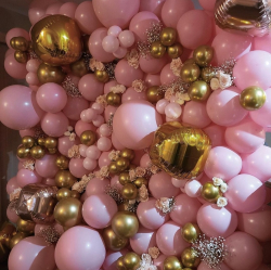 Фотозона: стена из розовых и золотых шаров
