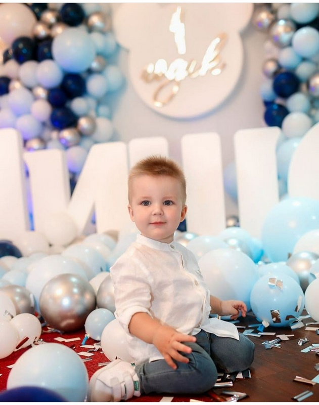 голубая фотозона с именем на 1 год
