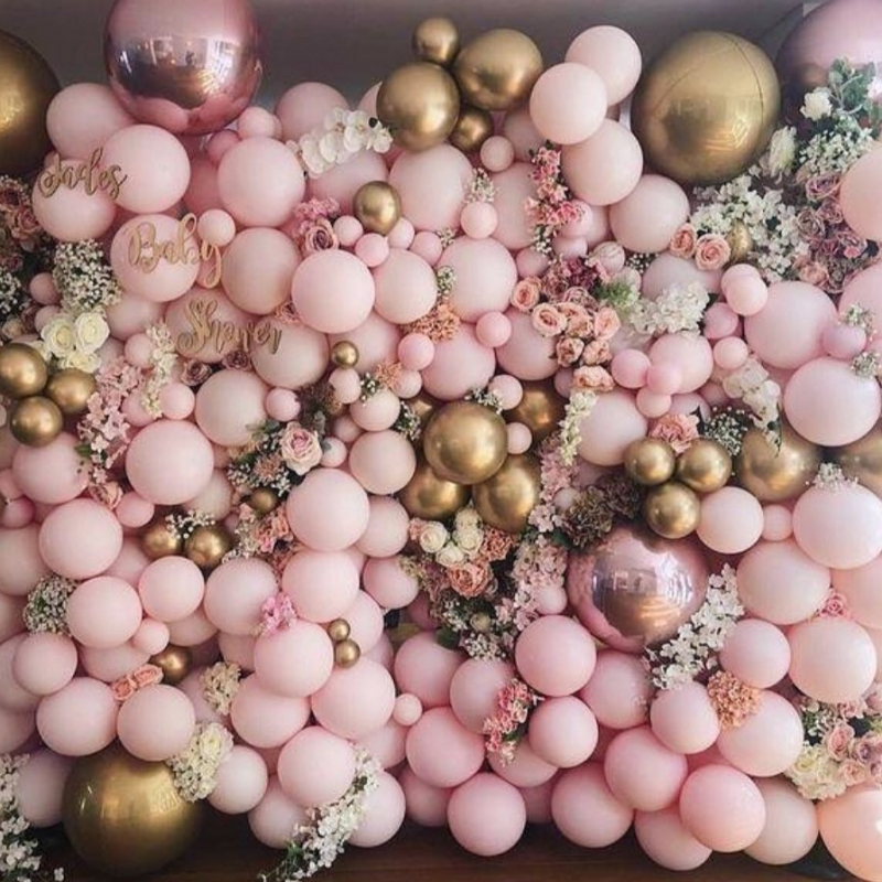 фотозона из розовых шаров с цветами