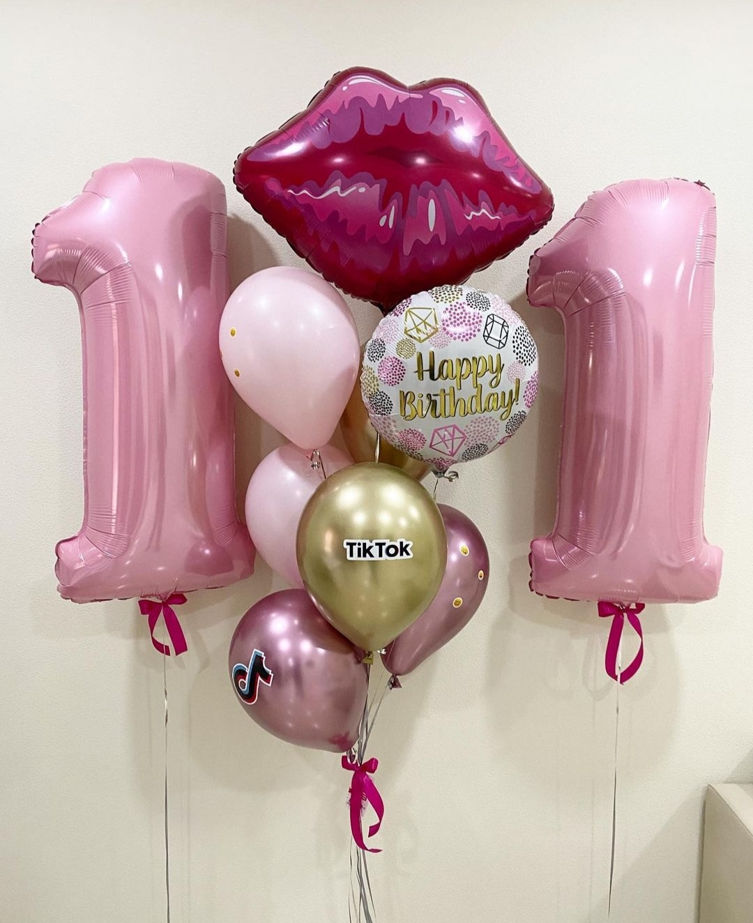 яркий фольгированный шар-губки и розовые шарики для девочки на 11 лет