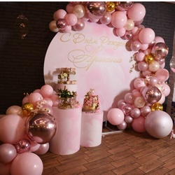 Круглая розовая фотозона с золотыми шарами