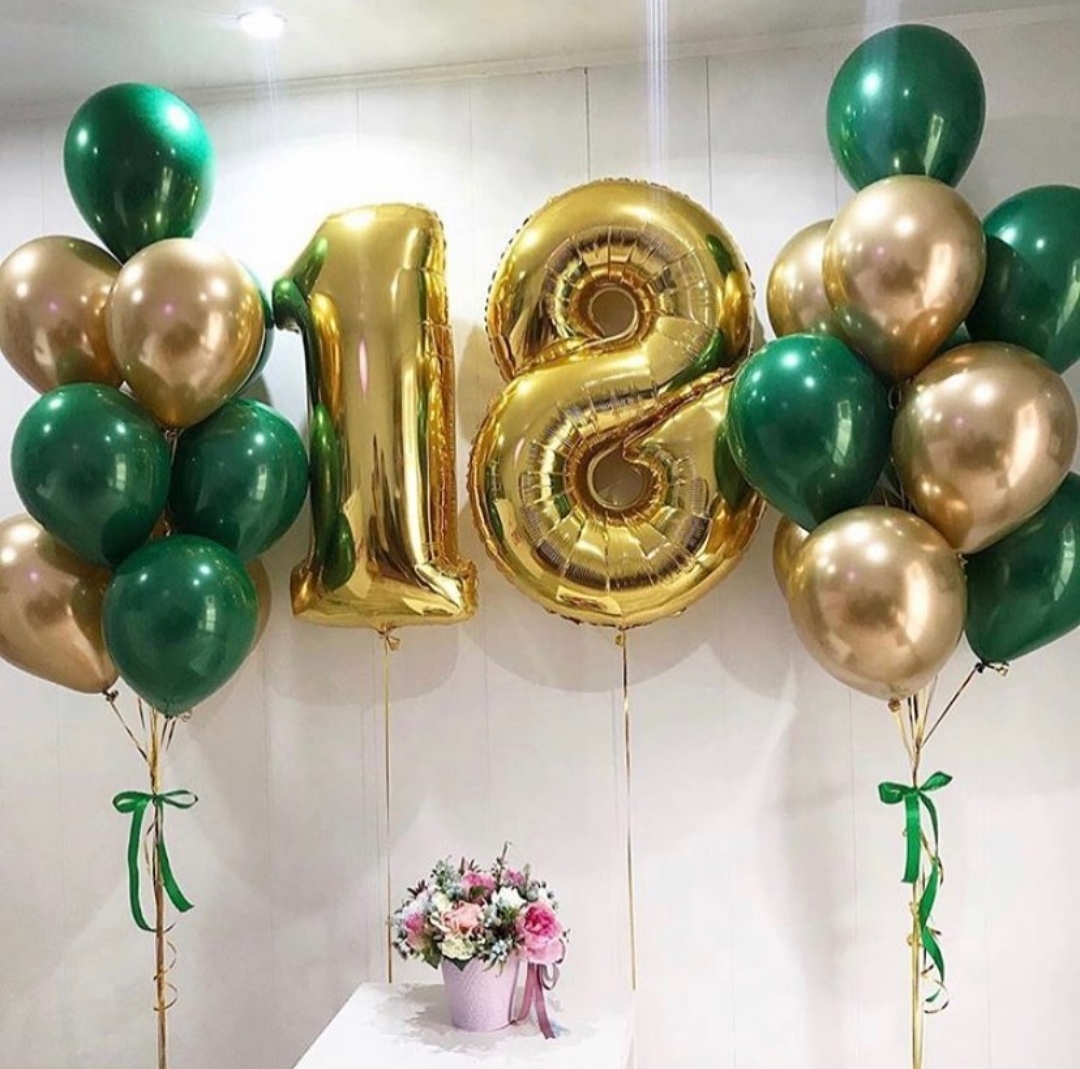 золотые и зеленые металлические шары на 18-летие