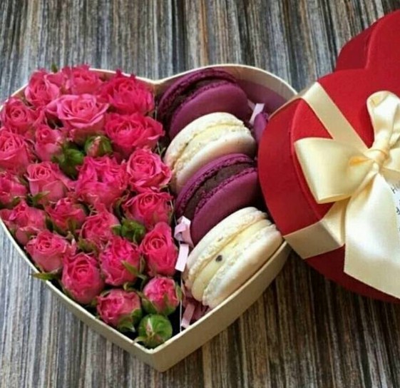 яркая коробочка с цветами и печеньем макаруни