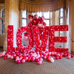 Фотозона из красных шаров - большие буквы LOVE