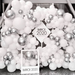 Фотозона на выпускной с белыми и серебристыми шарами