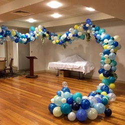 Синяя гирлянда из шаров для оформления зала