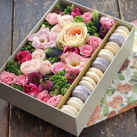 подарочная коробка с макаруни и цветами в нежных розовых оттенках