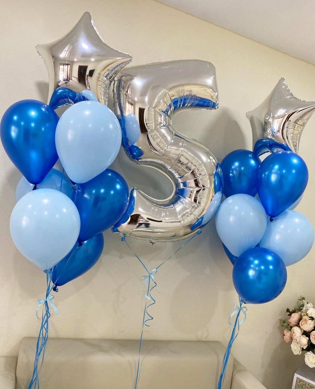 синие и голубые шары с фольгированными звездами на 5 лет