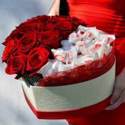 Подарочная коробка "Сердце" с цветами и рафаелло