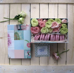 Коробочка с цветами и печеньем в нежных розово-фиолетовых оттенках