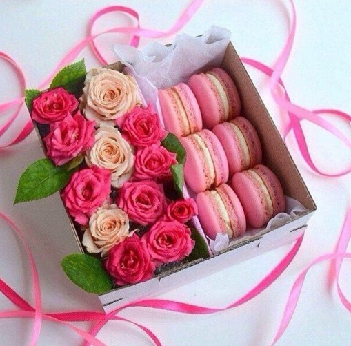 нежная коробочка с цветами и макаруни в розовых оттенках