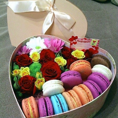 яркая коробочка в форме сердца с цветами и ароматным печеньем