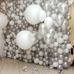Фотозона с серебряными и белыми шарами