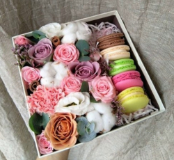Коробочка с цветами и французским печеньем макаруни