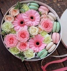 Круглая подарочная коробка с цветами и макаруни в нежных розовых оттенках