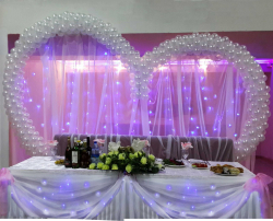 Президиум свадебный белый с аркой из шаров стилизованной под сердце