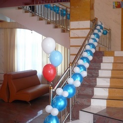 Оформление лестницы синими шарами