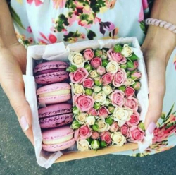 Подарочная коробочка с цветами и французским печеньем "макарон"