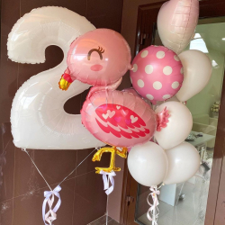 Нежно-розовые шарики для девочки на 2 года с птичкой