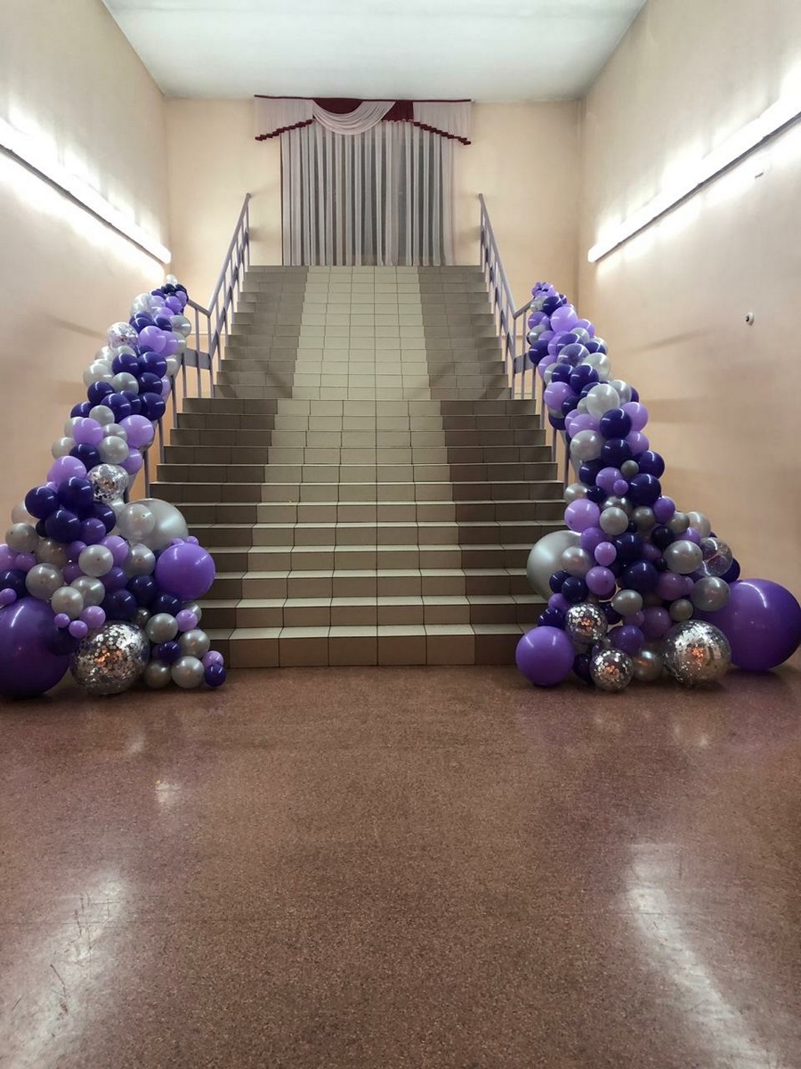 оформление лестницы фиолетовыми шарами