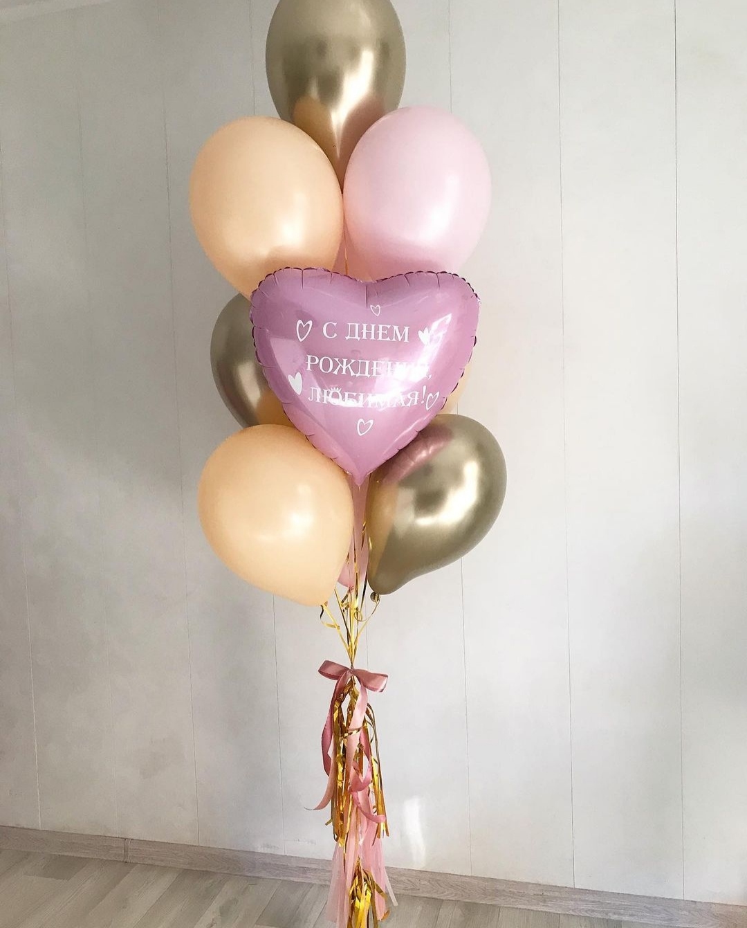 розовые и персиковые шары с фольгированным сердцем для девочки
