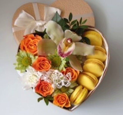 набор из цветов и французского печенья макаруни в форме сердца
