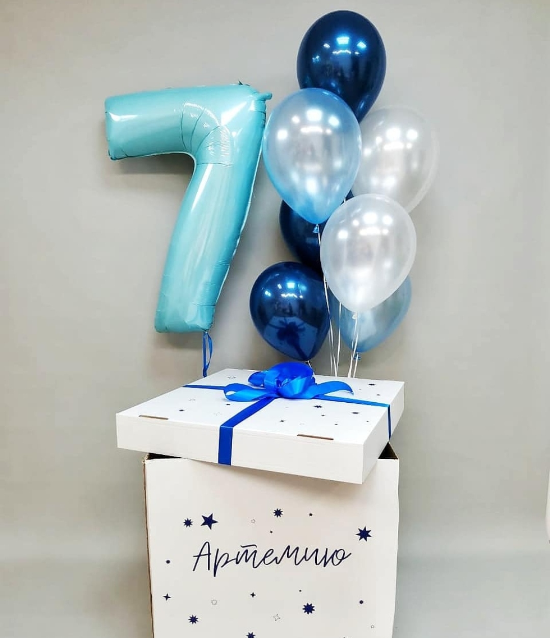 коробка белая с голубыми и синими шарами и цифрой