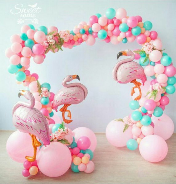 розовая фотозона из шаров с фламинго