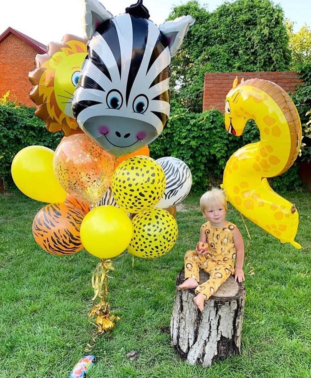 желтые шарики с зеброй и цифрой-жирафом на 2 годика
