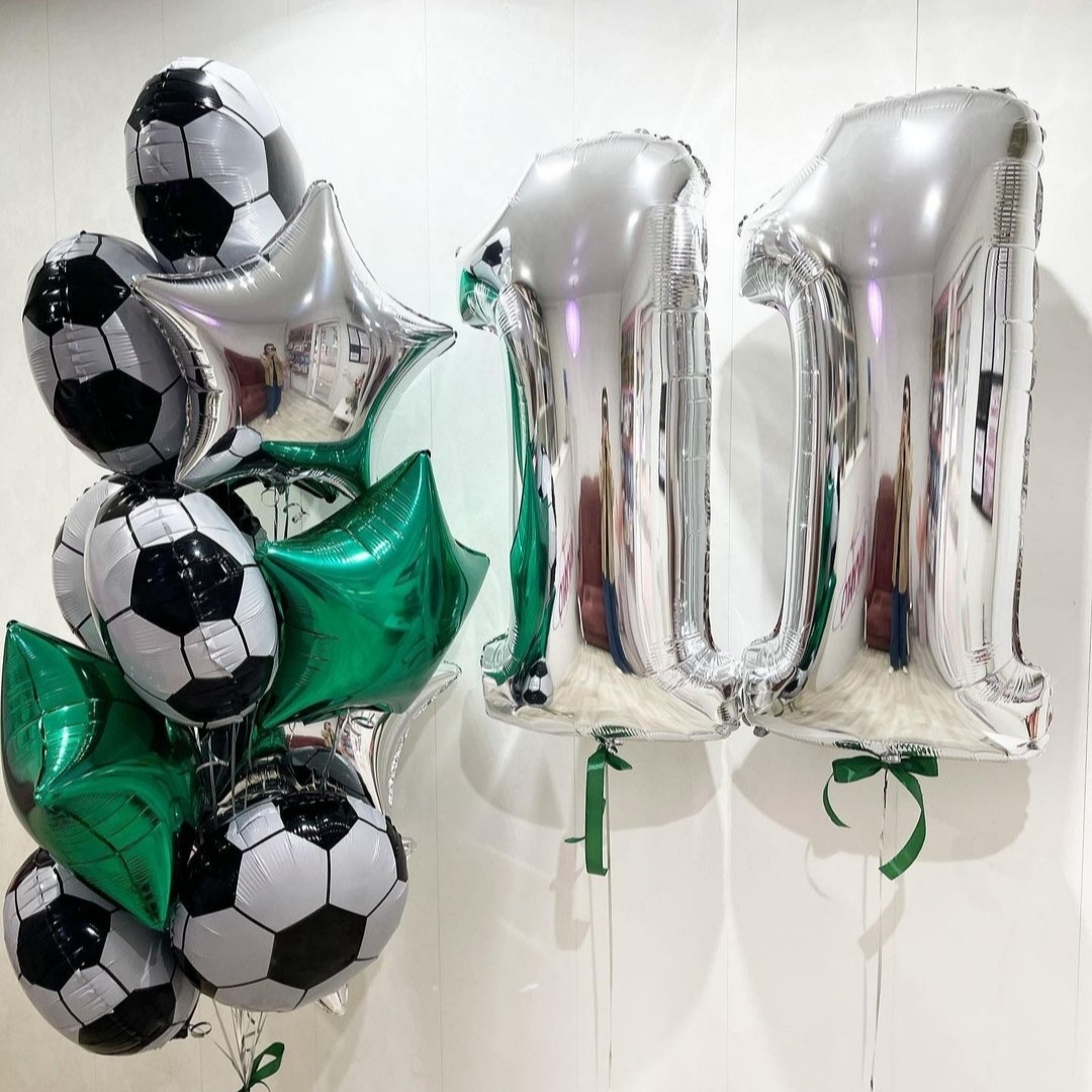 шары в стиле футбольных мячей с фольгированными зелеными звездами 