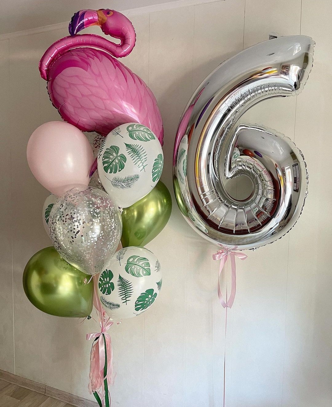 шары в тропическом стиле с серебряной цифрой и фламинго