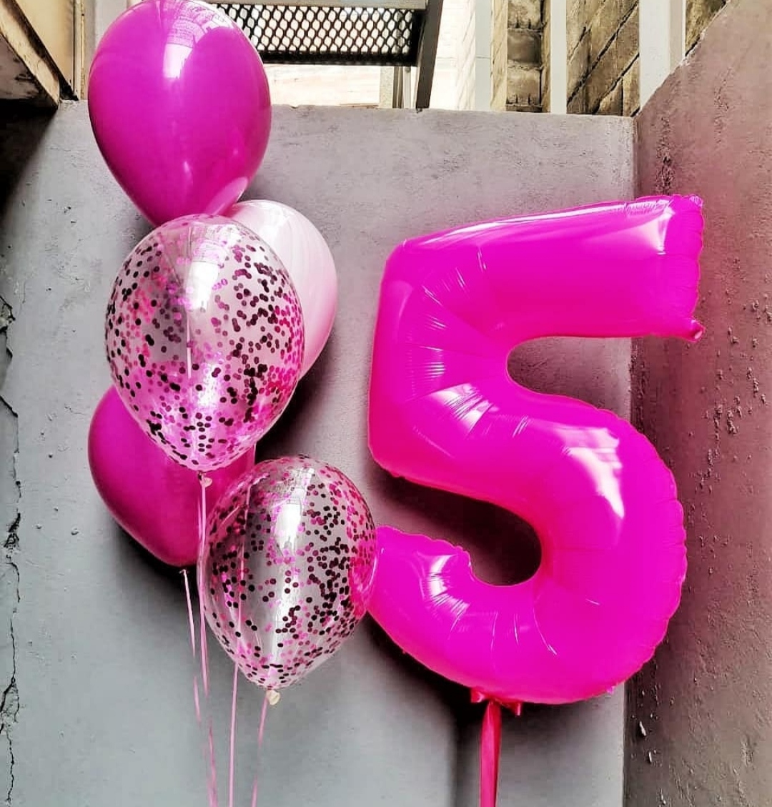 яркие розовые и прозрачные шарики с конфети на 5 лет 