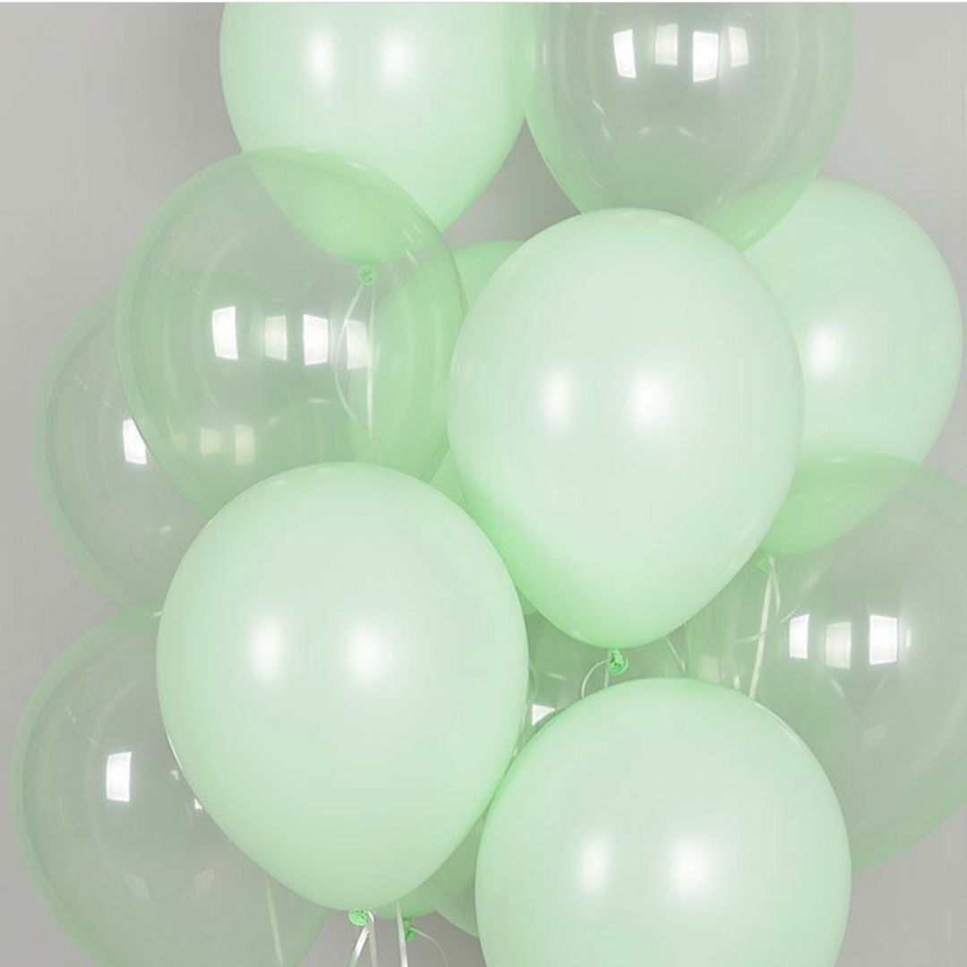 нежное облако из зеленых шаров в пастельных тонах