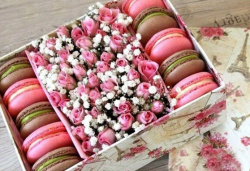 Нежная подарочная коробочка с цветами и печеньем "макарон"