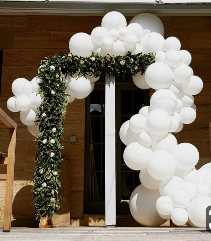 арка из шаров и флористики на свадьбу