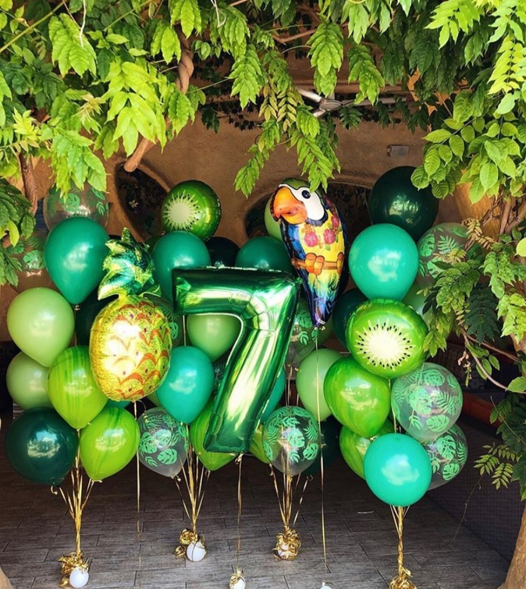 сборка шаров в стиле джунгли с большим фольгированным попугаем