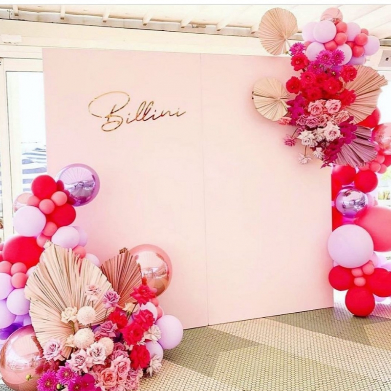 розовая фотозона баннер с цветами и шарами