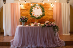 Президиум свадебный в пудровых тонах с цветами и тканево-деревянным фоном