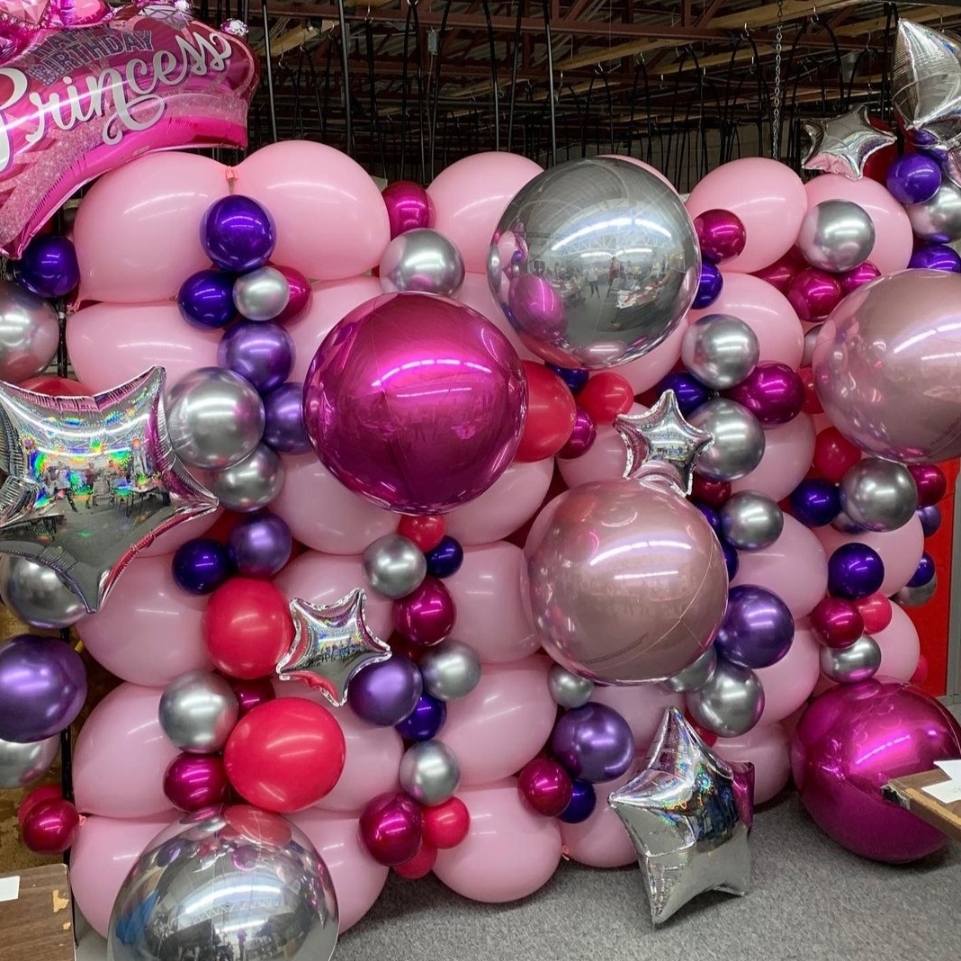 стильная фотозона в розовых тонах с шарами металлик