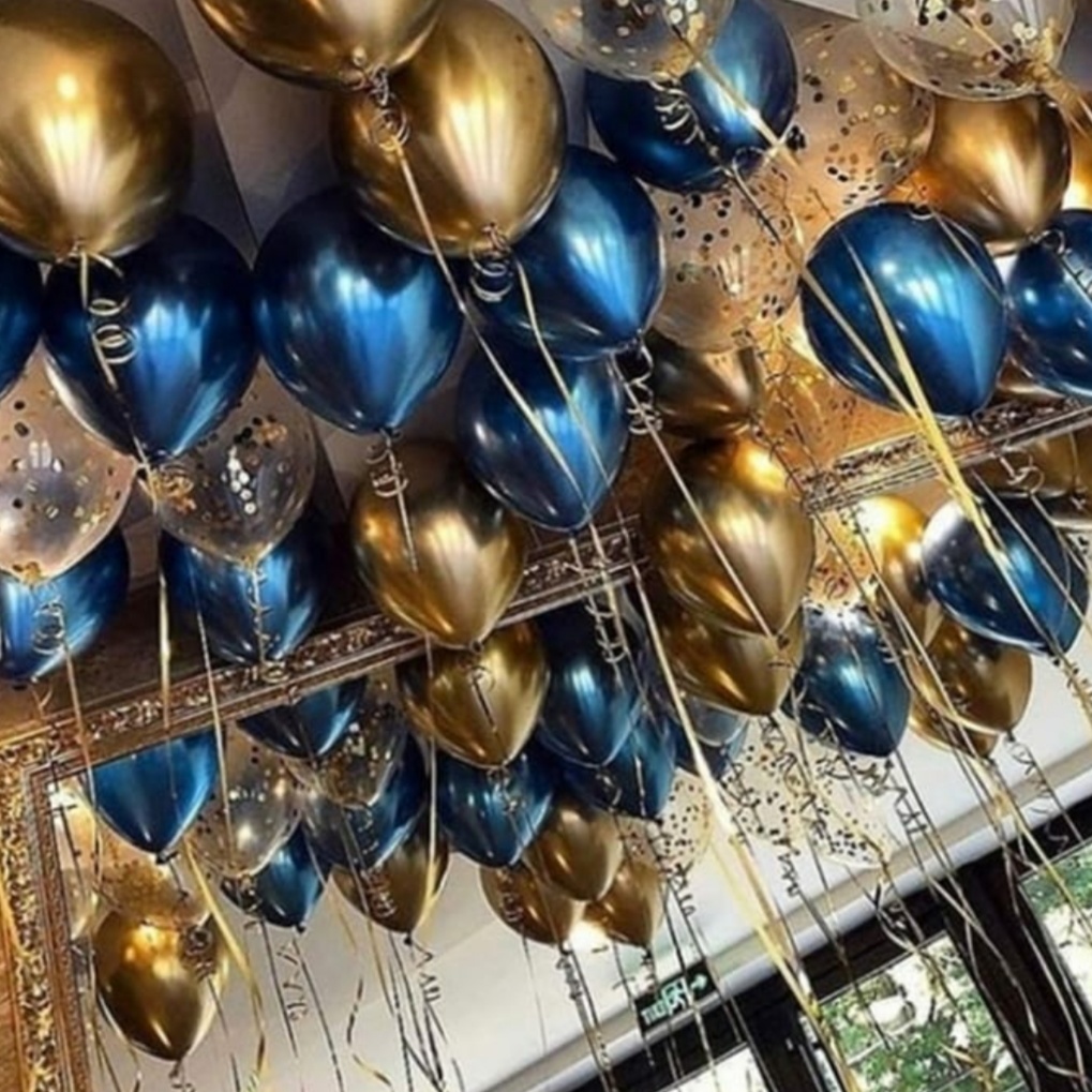 сине-золотые хромированные шары в потолок