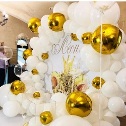 Круглая фотозона с белыми и золотыми шарами на год ребенку